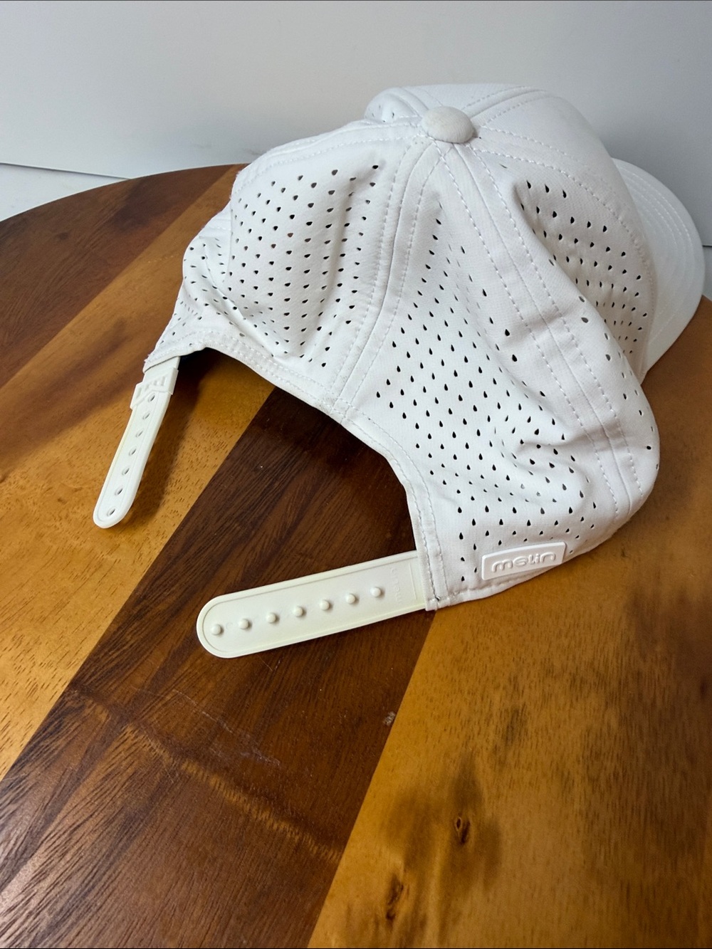 Melin white A-Game Hydro hat, clean, size CL,
Minor stains and discoloration. - Picture 9 of 14